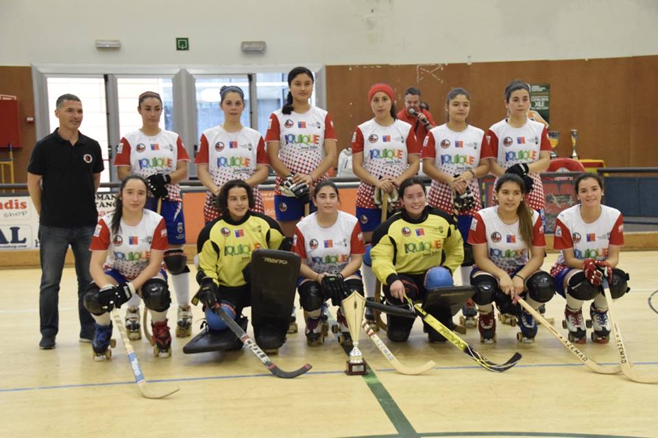 Formación de las Marcianitas en la Copa Sant Cugat (crédito foto: mundialdehockeypatiniquique2016.org)